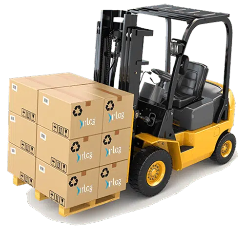 Empilhadeira amarela transportando palete com caixas identificadas com o logotipo da IRLog, representando eficiência na movimentação e manuseio logístico de cargas